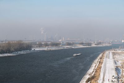 Wintertag mit Partikulierschiff auf Weser, Promenade der Überseestadt