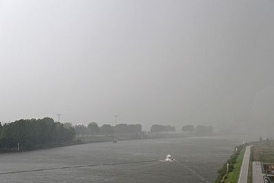 Motorboot fährt auf der Weser in Bremen in den Nebel