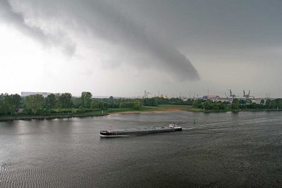 Eventuell Tornado über dem Neustädter Hafen, Partikulierschiff auf Weser