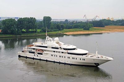 Luxusyacht Delma auf der Weser vor dem Badestrand Rablinghausen