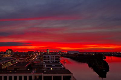 Roter Himmel, rote Weser, Überseestadt Bremen vor dem Sonnenaufgang