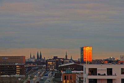 Rot-goldener Sonnenuntergang, Wesertower, Überseestadt Bremen
