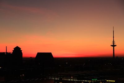 Sihouette des Funkturms Bremen und von Gebäuden vor aufgehender Sonne