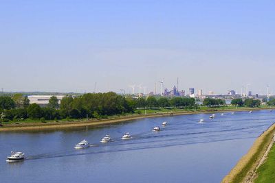 Sommertag an der Weser in Bremen, mit 13 Motorbooten