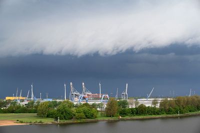 Weser, Kräne des Neustädter Hafens, Windräder vor aufziehendem Unwetter