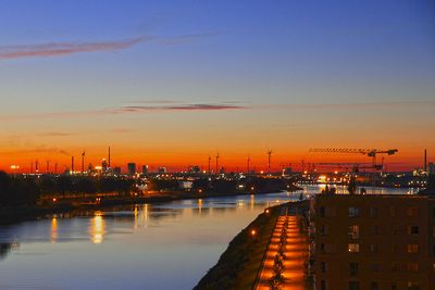 Industrieanlagen an Weser, Lichtermeer und blauem Himmel, Sonnenuntergang