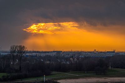 Sonne strahlt gelb durch Wolkenloch über Bremen-Rablingkausen