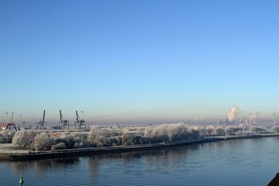 Wintertag mit Rauhreif, blaue Weser und blauer Himmel über Bremen