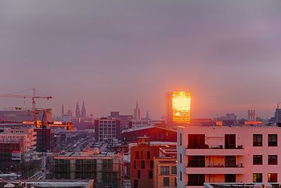 Abendsonne in rot-gold, angestrahlter Wesertower, Überseestadt Bremen