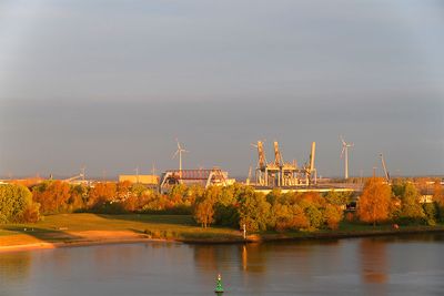 Blick auf Weser und Neustädter Hafen in Bremen nach dem Sonnenaufgang