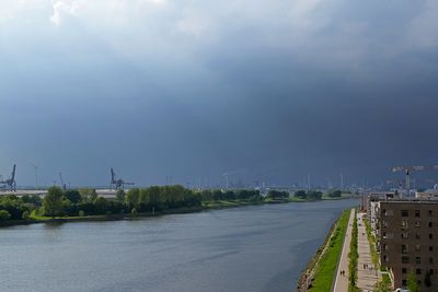 Letzte Sonnenstrahlen vor dunkler Regenwand, Weser, Überseestadt Bremen