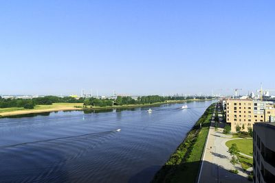 Heller Sommertag, blauer Himmel, blaue Weser mit Booten