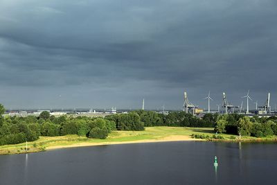 Letzte Sonnenstrahlen vor dem Unwetter, Weser und Neustädter Hafen