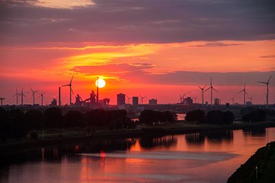 Roter Himmel mit Sonnenuntergang und Windrädern an der Weser