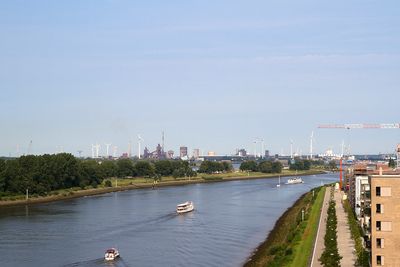 Sommertag, Weser aus der Vogelperspektive, mit Fahrgastschiffen und Booten