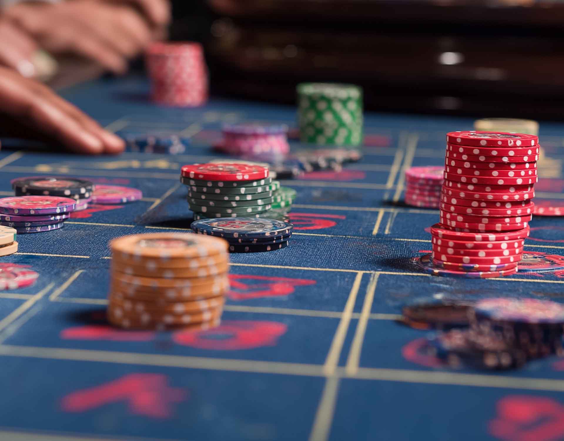 ausgebreitete Spielkarten als Symbol für flexible Budgetentscheidungen