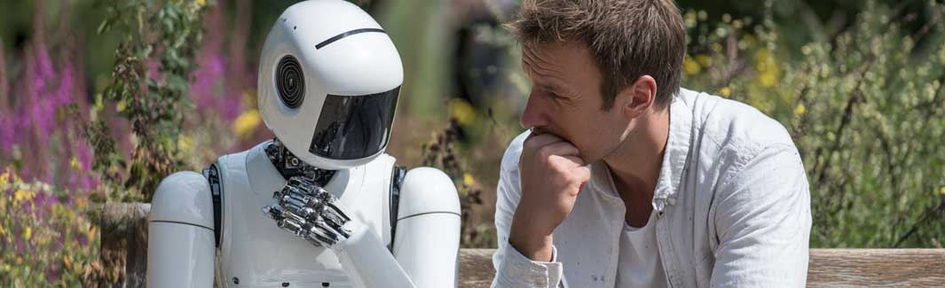 Ein Mensch unterhält sich mit einem AI-Roboter