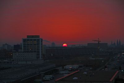 Überseestadt Bremen mit MSC-Gebäude vor rot aufgehender Sonne