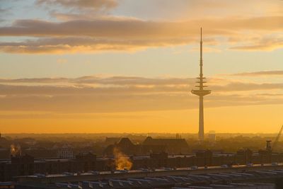Hochschule der Künste und Funkturm Bremen in gelber Morgendämmerung