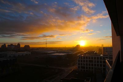 Überseestadt Bremen in der Morgendämmerung mit blauem Himmel
