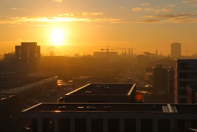 Überseestadt Bremen, MSC-Gebäude und Weser Tower vor gelb aufgehender Sonne