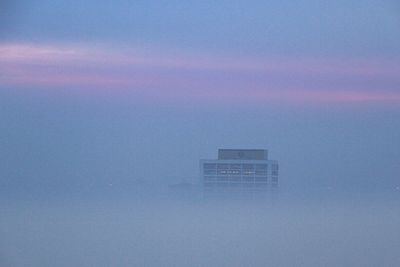 MSC-Gebäude in der Überseestadt Bremen ragt aus dem Nebel