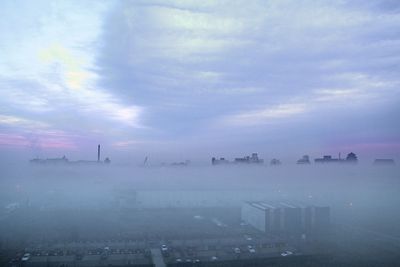 Nebel- und Wolkenschichten in der Überseestadt Bremen