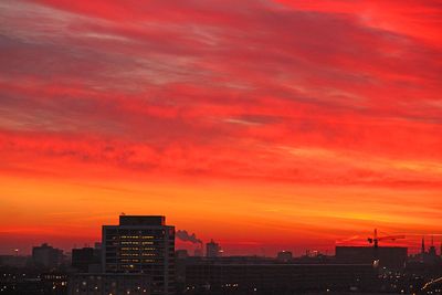 MSC-Gebäude in Bremen vor rotem Morgenhimmel