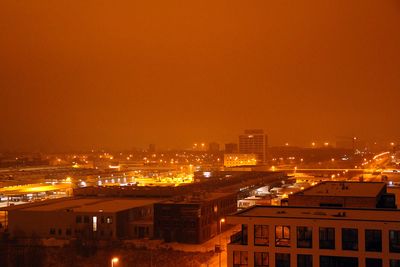 Nächtlicher, orangefarbener Blick über Überseestadt Bremen, mit Großmarkt