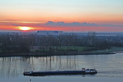 Partikulierschiff auf Weser, Tchibo-Hochregallager und untergehende Sonne