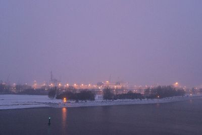 Boje auf Weser, Lichtermeer Neustädter Hafen, diesiger Winter-Nachmittag