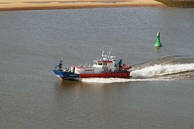 Polizeiboot, Einsatz auf der Weser in Bremen, mit grüner Boje
