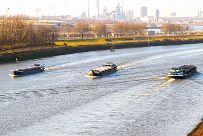 Drei Partikulierschiffe auf der Weser in Bremen
