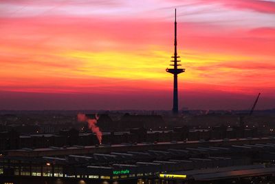 Großmarkt in der Überseestadt Bremen und Funkturm vor dem Sonnenaufgang