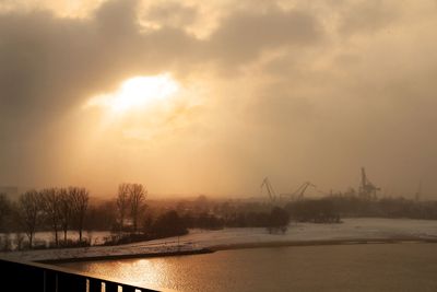 Diesiger Wintertag an der Weser mit Hafenkränen in Bremen