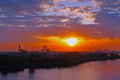 Weser und Hafenkräne des Neustädter Hafen vor untergehender Sonne