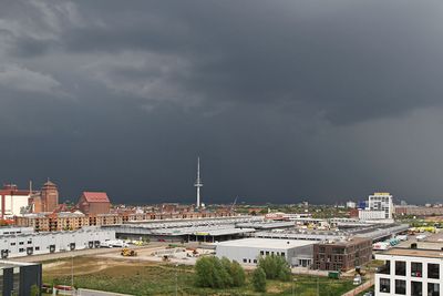 Großmarkt und Funkturm vor Gewitter-Wolkenwand über Bremen