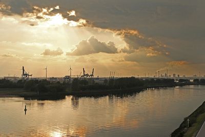 Weser und Weseruferpark in Bremen mit dunklen Wolken über Bremen-Nord