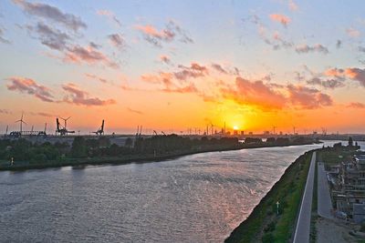 Promenade der Überseestadt Bremen, Weser und untergehende Sonne