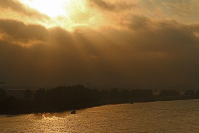 Unwetter-Wolkenwand, Sonne durch die Wolken über dem Weseruferpark