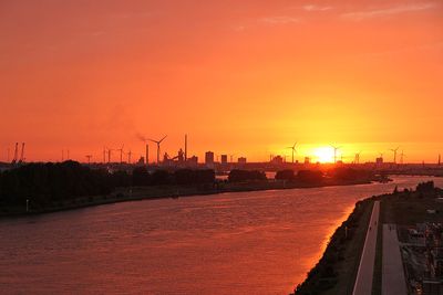 Promenade, Überseestadt Bremen, roter Himmel, rote Weser, Sonnenuntergang