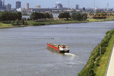 Beinahe mit dem Ufer kollidiertes Partikulierschiff auf der Weser