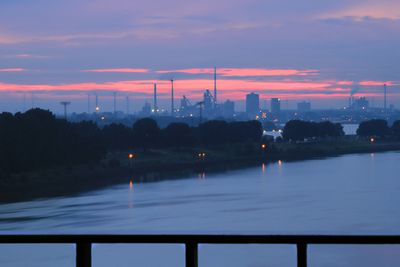 Weser, Bremen-Nord und blau-grauer Abendhimmel