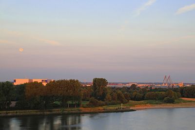 Weser, Weseruferpark, Tchibo-Hochregallager und Vollmond über Rablinghausen