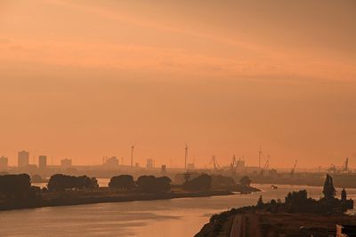 Die Weser und Bremen-Nord in orangefarbenem Dunst der Abendsonne