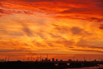 Gelb-roter Sonnenuntergang mit Bremen-Nord-Silhouette