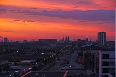Kurz vor dem Sonnenaufgang in der Überseestadt Bremen