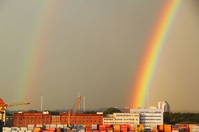 Doppelter Regenbogen auf Gebäude Kaffee Hag, Überseestadt Bremen