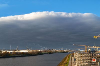 Scharf abgegrenzte Wolken vor blauem Himmel in Bremen-Nord