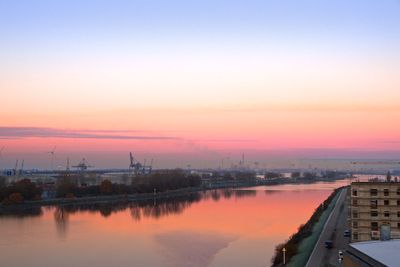 Weser und Promenade der Überseestadt in der Morgendämmerung